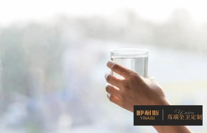 在鏡柜和主柜里，可以放上一杯水