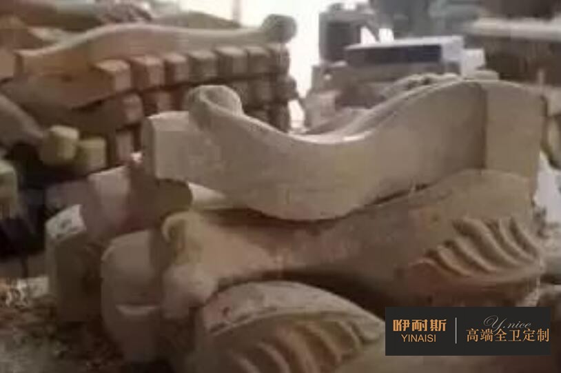 第六步：鑼機：以模具為原型，以刀具進行切削，形成更為完整與流暢的線條，規(guī)定了產(chǎn)品的形狀。