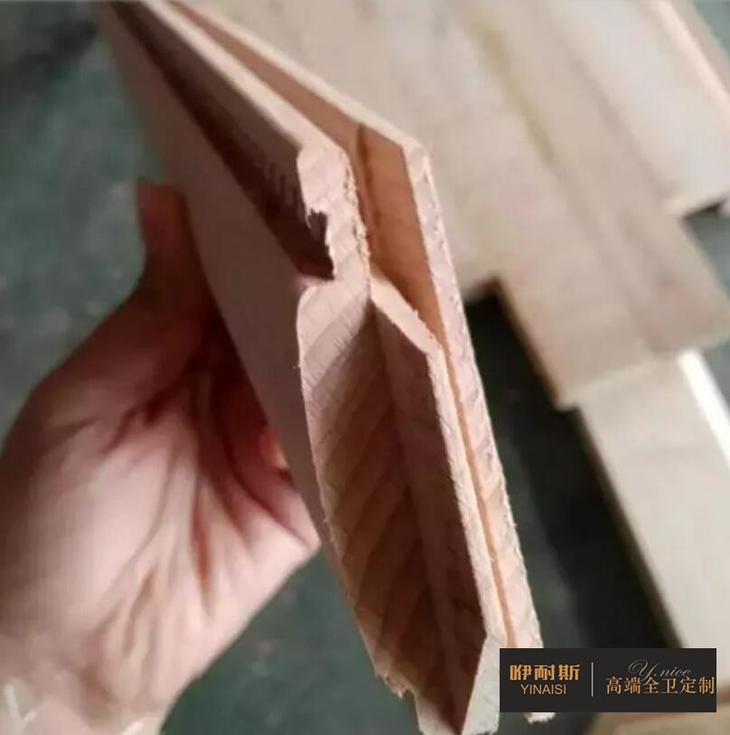 第七步：出榫機。使木塊具備特有的準頭結(jié)構(gòu)制作出一種古典效果，以便木塊之間更為緊密的連接。
