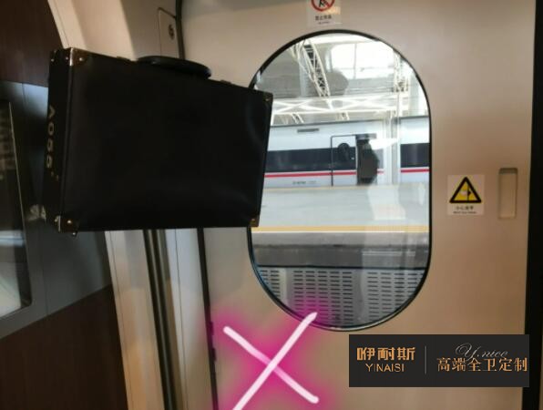 平穩(wěn)放置物品，較重的物品應(yīng)放置在浴室柜底柜底層;吊柜內(nèi)不易放置過(guò)重物品